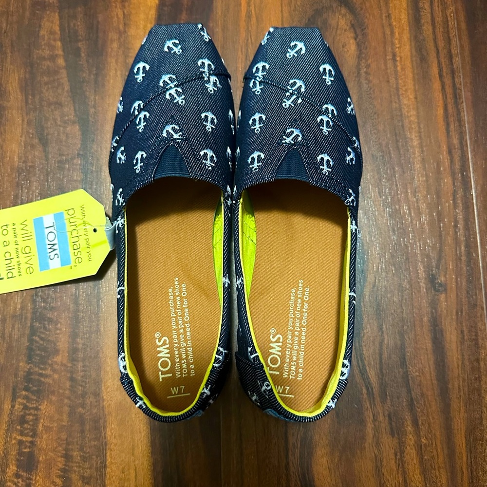 NWT Tom’s Women’s Navy and White Anchor Print. Box Included